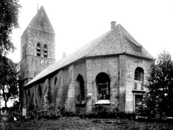 De Pancratiuskerk van Godlinze vóór de restauratie.